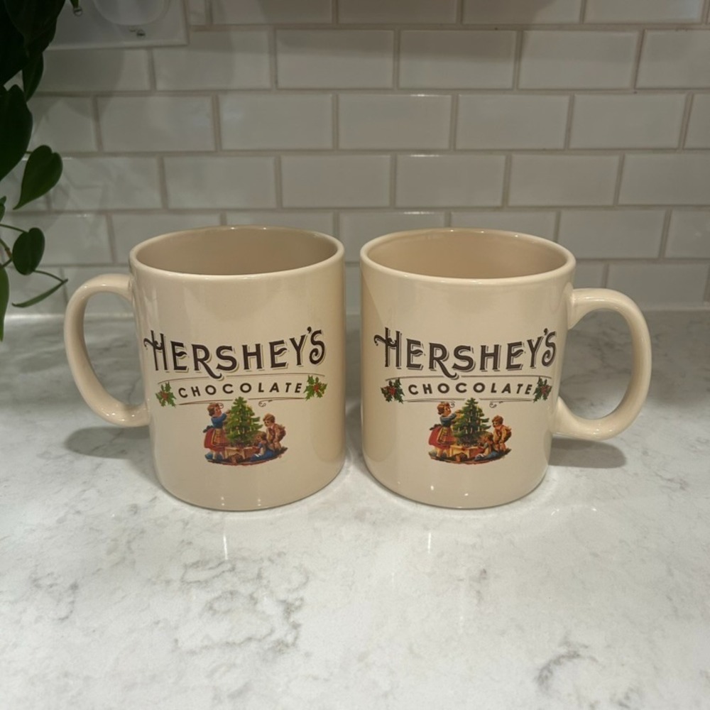 Hershey's Set of 2 Chocolate Coffee Tea Vintage-Style Jumbo Mugs Christmas Theme